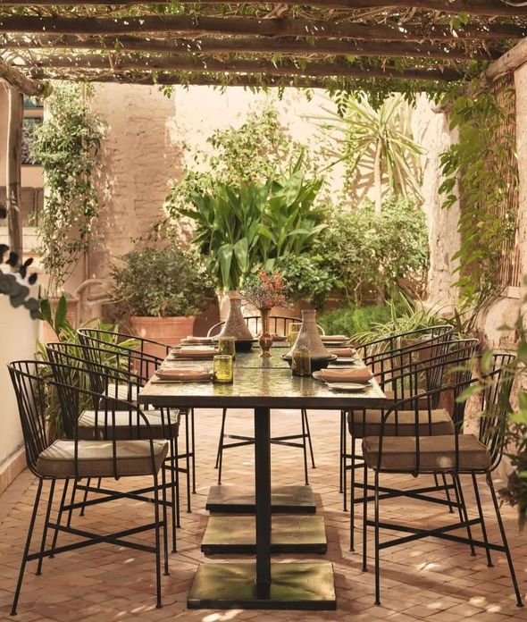 Allée végétalisée d'un jardin à Aix-en-Provence — Provence Paysages